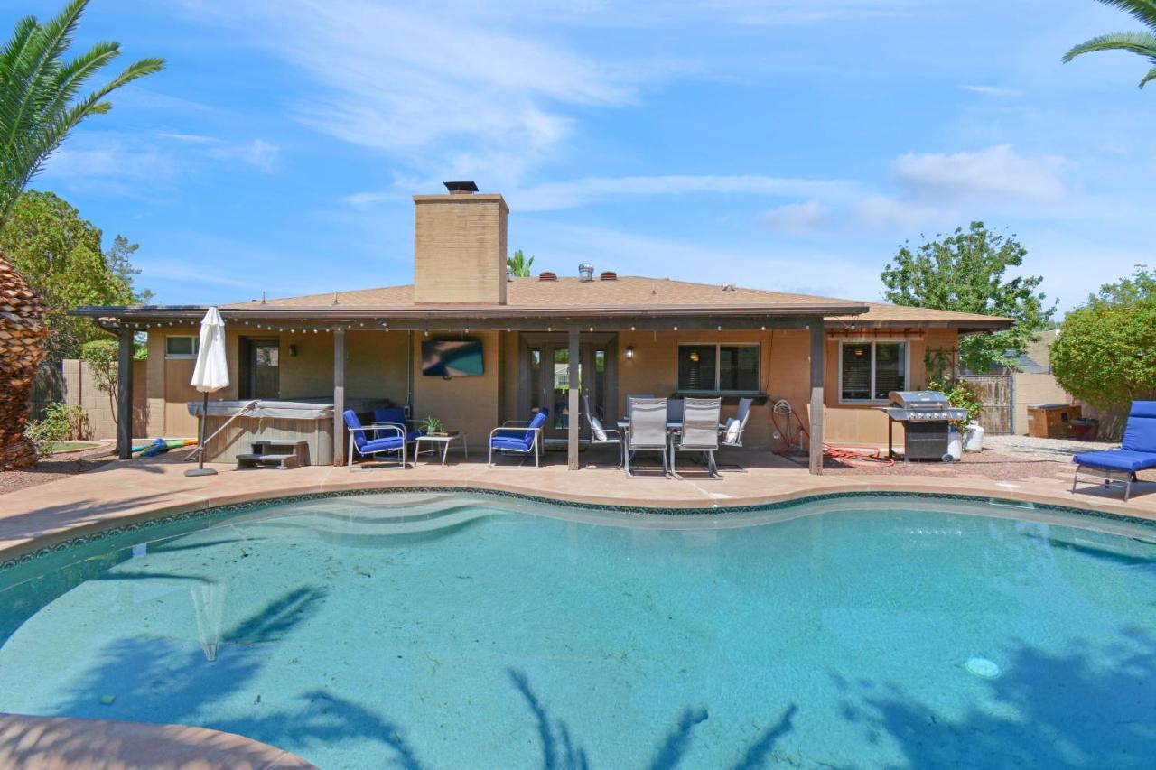 Casa de férias 4 Bdr, Two Master Suite, Billiards & Desert Oasis Pool